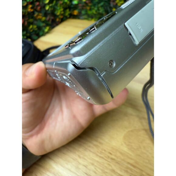 Olympus FE-210 Digital Camera 7.1 MP + Strap + OEM Cables (TESTED) Silver AA Bat - Picture 7 of 10